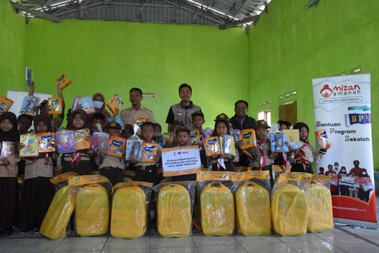 Bantuan Tas Sekolah dan Baksos Lansia di Kampung Laut, Kecamatan Ujung Gagak-Kota Cilacap